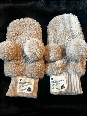 Tokyo Disneyland park limited Beige Sherpa Mickey Ear Mittens